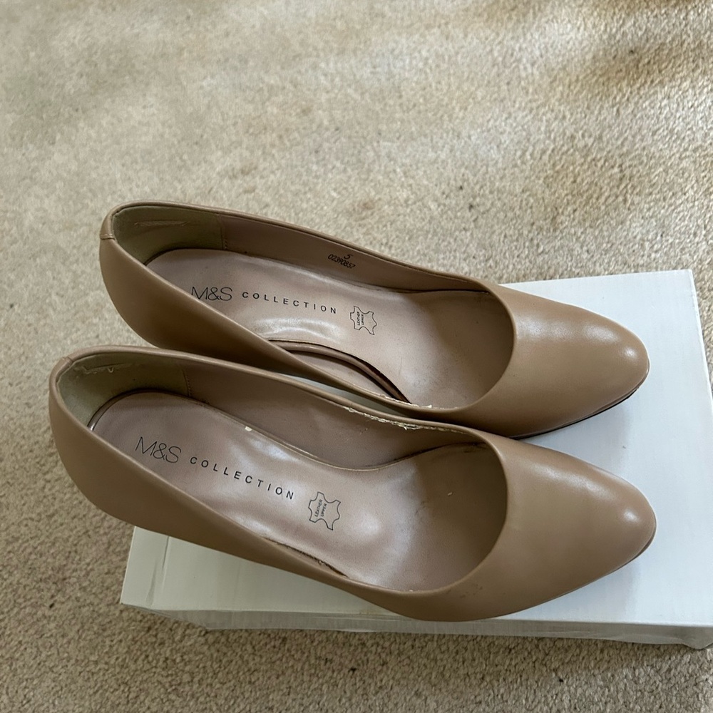 Women's Tan Pumps